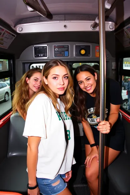 Blaine Novak sube en autobús escolar con chicas