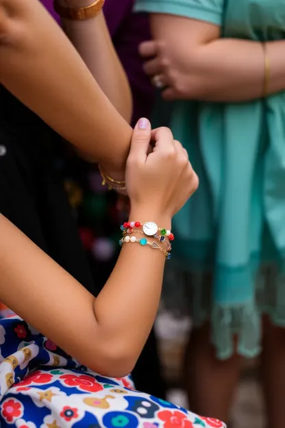 Chicas luciendo joyería hermosa: bracelets de chicas