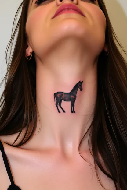 Diseño de tatuaje pequeño para una chica en el cuello