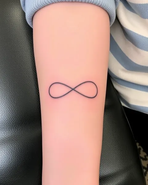 Diseños de tatuajes de nombre infinito personalizados