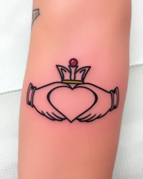 Diseños y ideas de anillo de Claddagh tatuado