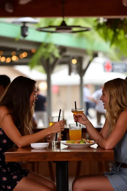 Dos chicas participan en sexo en el almuerzo