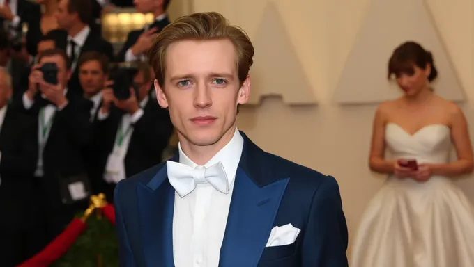 Eddie Redmayne camina por la alfombra roja en Met Gala 2025