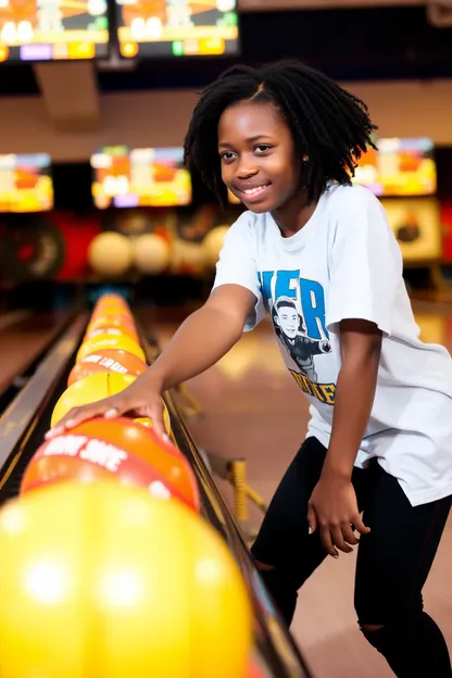 El Espíritu Juvenil de la Niña Negra Brillante en Bowling