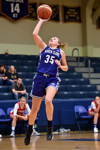 El equipo de baloncesto de las chicas de Karen Clark gana el campeonato