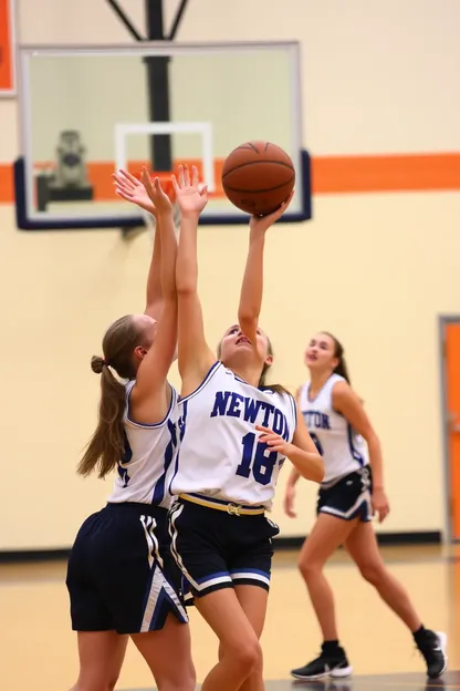 El equipo de baloncesto de las chicas de Newton muestra habilidades de equipo destacadas