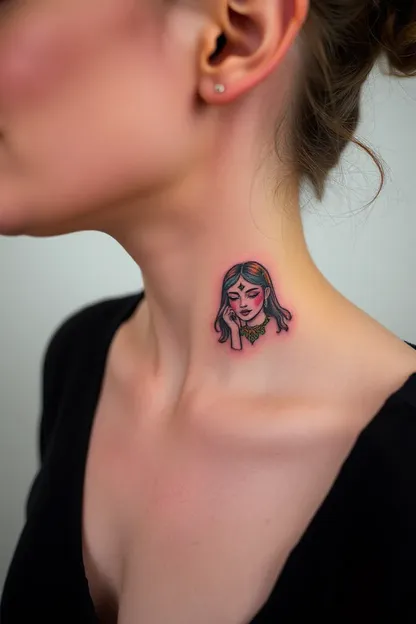 El tatuaje pequeño de la niña en el cuello diseño