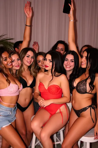 Fiesta de orgasmo de chicas unidas en alegría