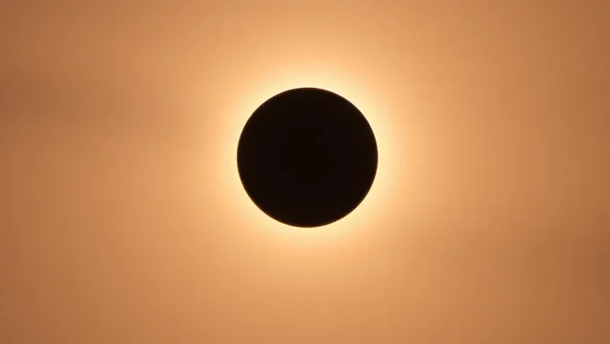 Fotografía de eclipse solar de 2025 tomada por un spacecraft