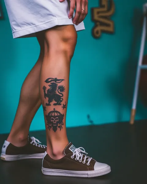 Hombres con Tatuajes en la Pierna: Estamento de Moda Inconformista y Audaz