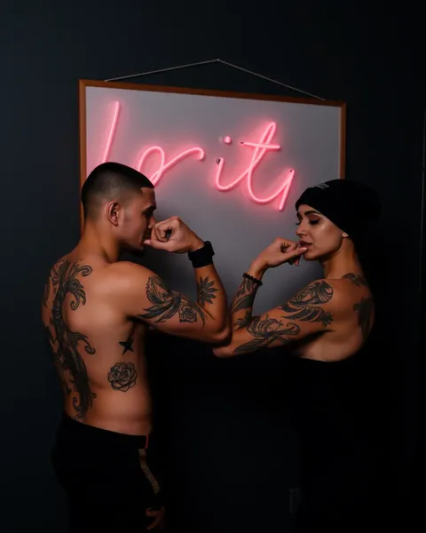 Hombres con tatuajes laterales únicos