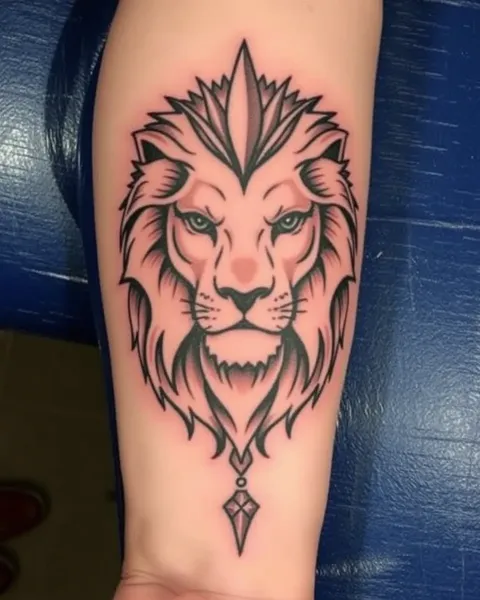 Ideas de tatuaje de león pequeño para muñeca