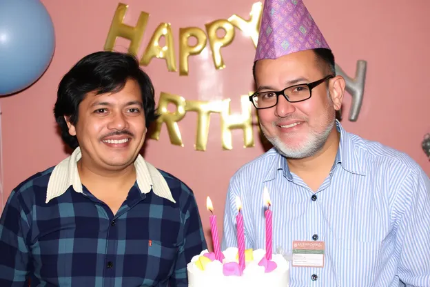 Imágenes de la alegría de Richard en su cumpleaños feliz