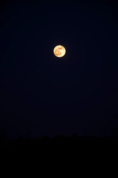 Imágenes de noche pacíficas con la silueta de la luna