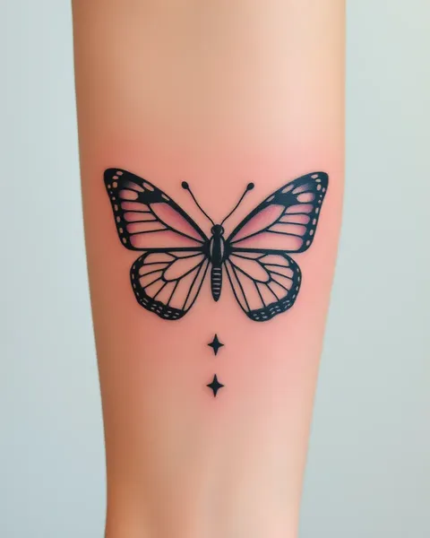 La mariposa tatuada simboliza la belleza y la fragilidad que coexisten