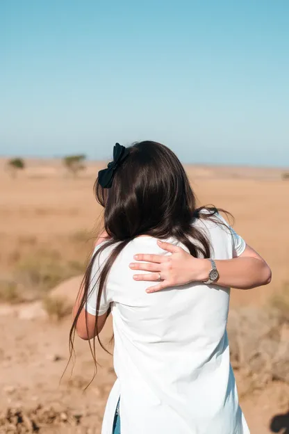 La mujer perdona los errores de la otra niña