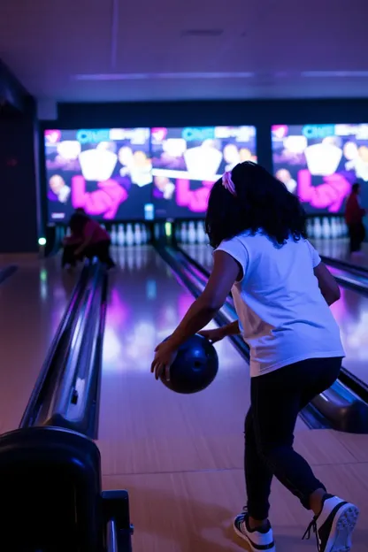 La pasión de bowling de la niña negra joven prende