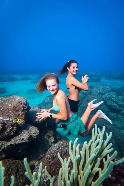 Las niñas del arrecife buscan criaturas marinas raras