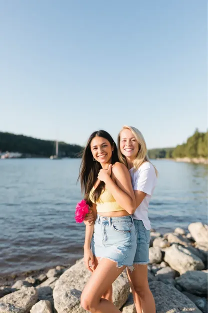 Las niñas felices pasan un día alegre juntas