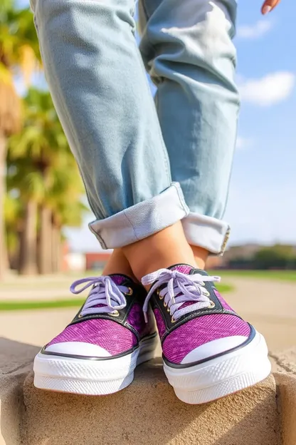 Niñas se ponen zapatillas para usar todos los días