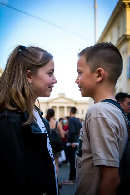 Niño y niña cara a cara en público