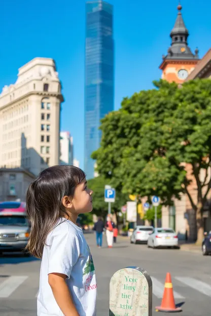 Niño y niña se enfrentan en la ciudad