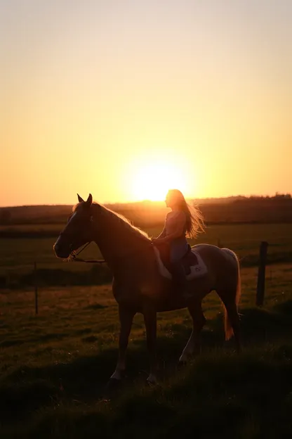 Paseo a Caballo Mágico de una Chica al Atardecer en GIF