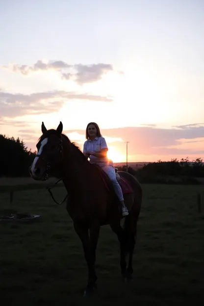 Paseo a caballo al atardecer con el deleite de la chica