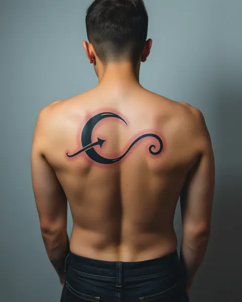 Pequeños tatuajes en la espalda para estilo personal