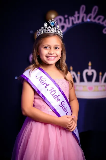 Sash Embellece la Celebración del Cumpleaños de la Niña