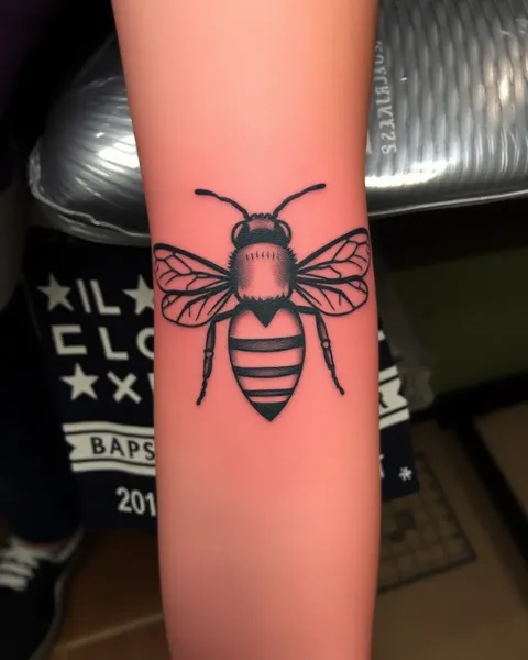 Significado del tatuaje de abeja: un símbolo de amistad y lealtad