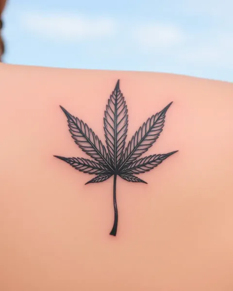 Tatuaje de hoja de marihuana en el cuerpo