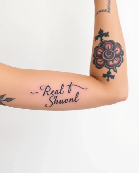 Tatuaje femenino en el brazo inferior con significados simbólicos