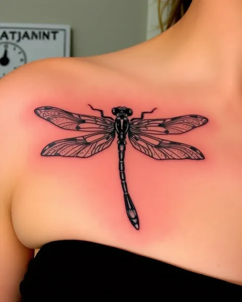 Tatuajes de dragonfly elegantes: ideas de diseño de arte corporal estético