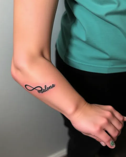 Tatuajes de infinito con nombres: simbolizando conexión eterna