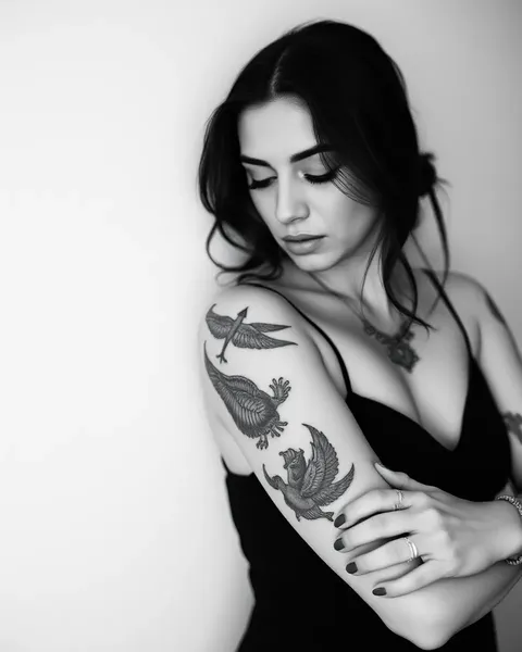 Tatuajes en el brazo de la mujer con detalles intrincados