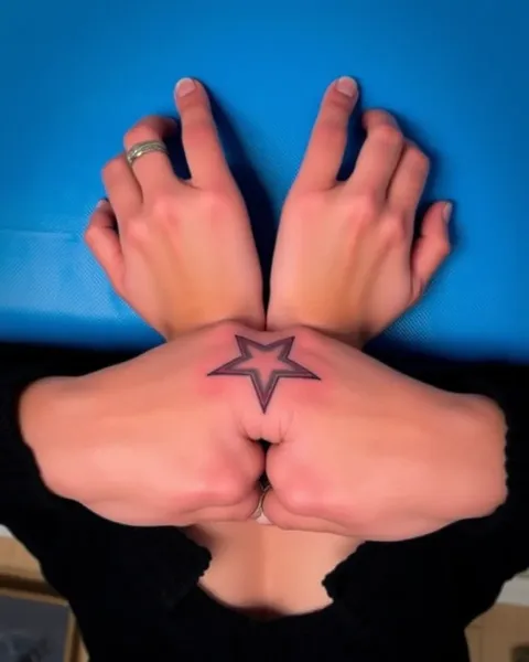 Tatuajes en forma de estrella en pezones: diseños de arte corporal únicos