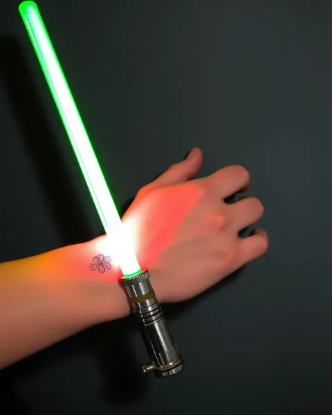 tatuaje de lightsaber para el fanático definitivo