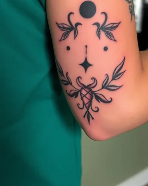 Conception de tatouage du coude pour une expression personnelle unique