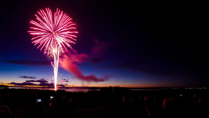 Feux d'artifice éclairent le ciel de Bradford NH le 4 juillet 2025