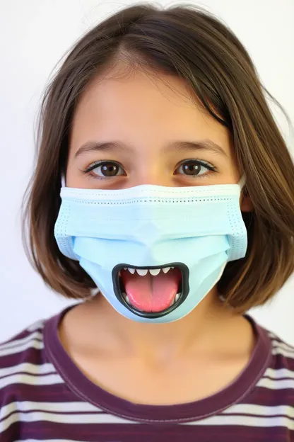 Fille avec Masque de Dents Acérées et Gros Seins Montrés