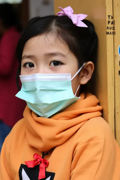 Fille portant un masque se déshabille pour s'amuser