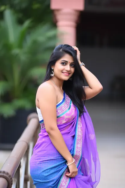 Image de la fille indienne sexy de Sanjana qui fait du virage