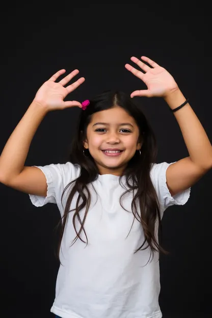 La Jeune Fille avec les Mains Levées dans l'Émerveillement