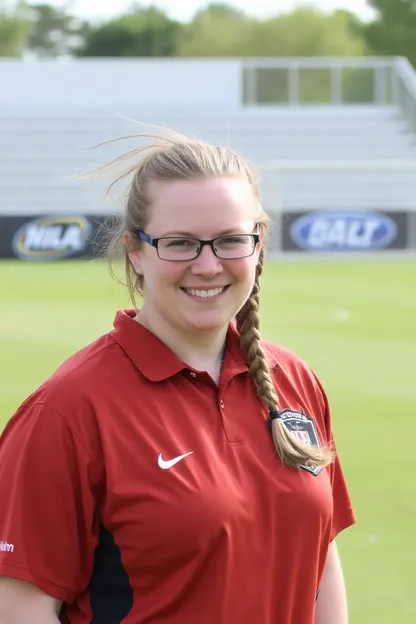 La coach de soccer Rebecca Seigel mentorise les filles brunes