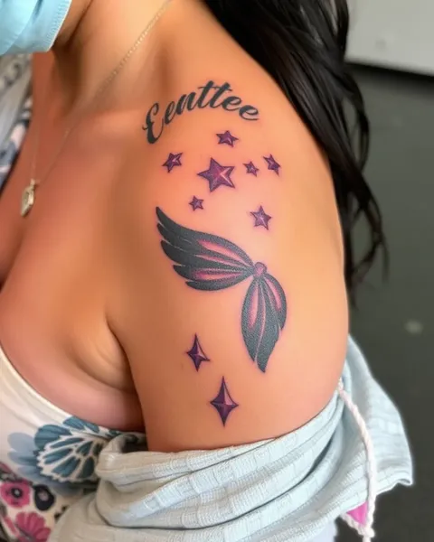 La femme a eu un tatouage après une semaine