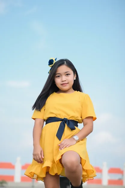 La fille Worldstar vêtue d'un robe jaune