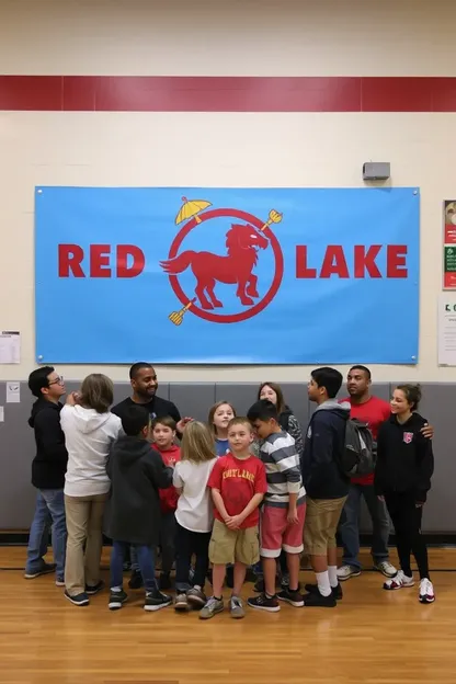 Le club des services de l'école secondaire de la nation du lac rouge et des garçons et des filles