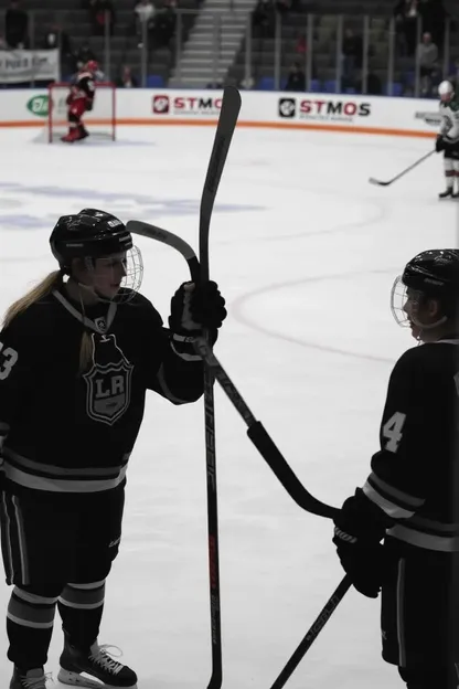 Le roster de hockey des filles Brooks présente des athlètes jeunes et compétentes