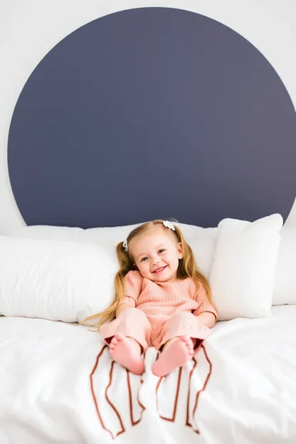 Le temps de sommeil de la fillette dans son lit d'enfant est arrivé